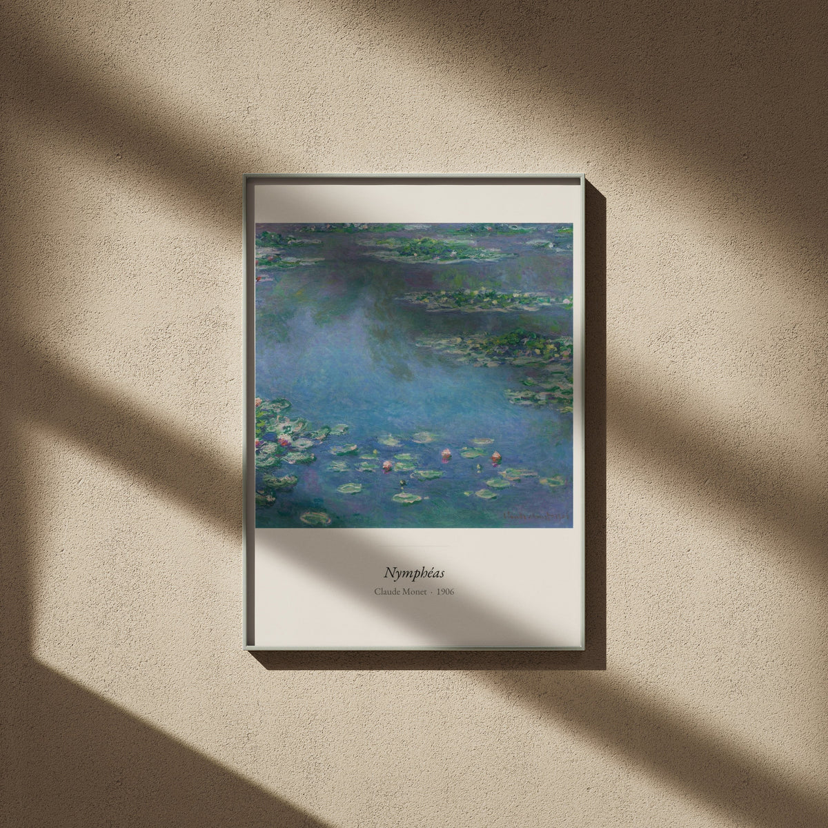 Nymphéas, Claude Monet | Affiche Art Premium, affiche encadrée sur un mur beige, ombres de fenêtre