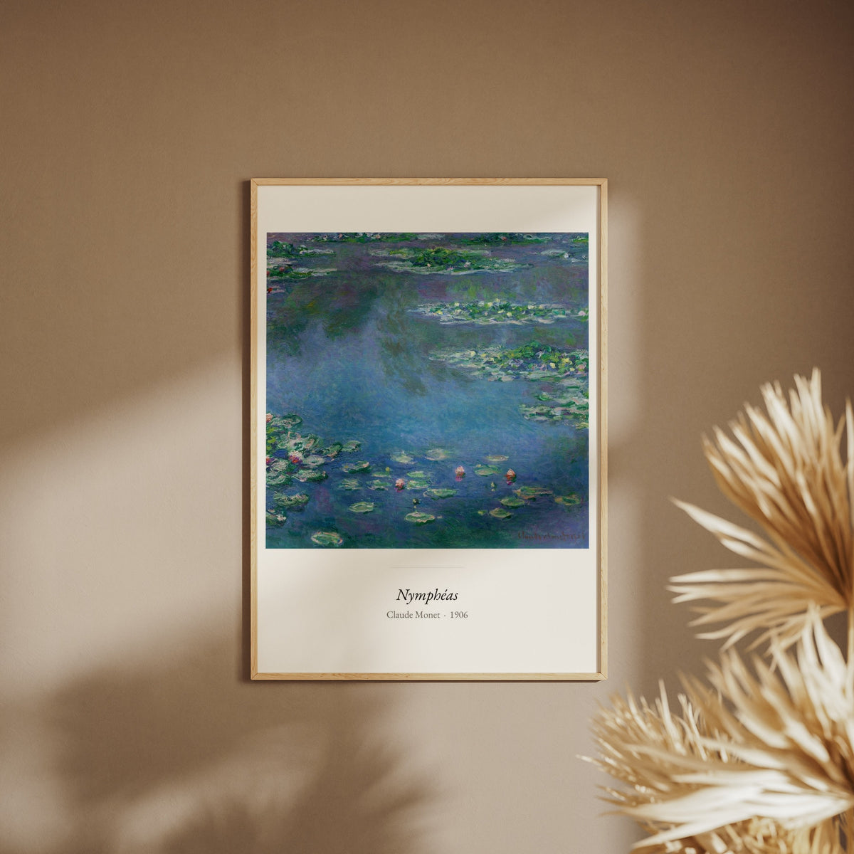 Nymphéas, Claude Monet | Affiche Art Premium, affiche encadrée sur un mur beige, pampas au premier plan