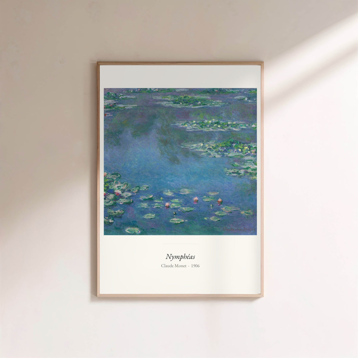 Nymphéas, Claude Monet | Affiche Art Premium, affiche encadrée sur un mur clair
