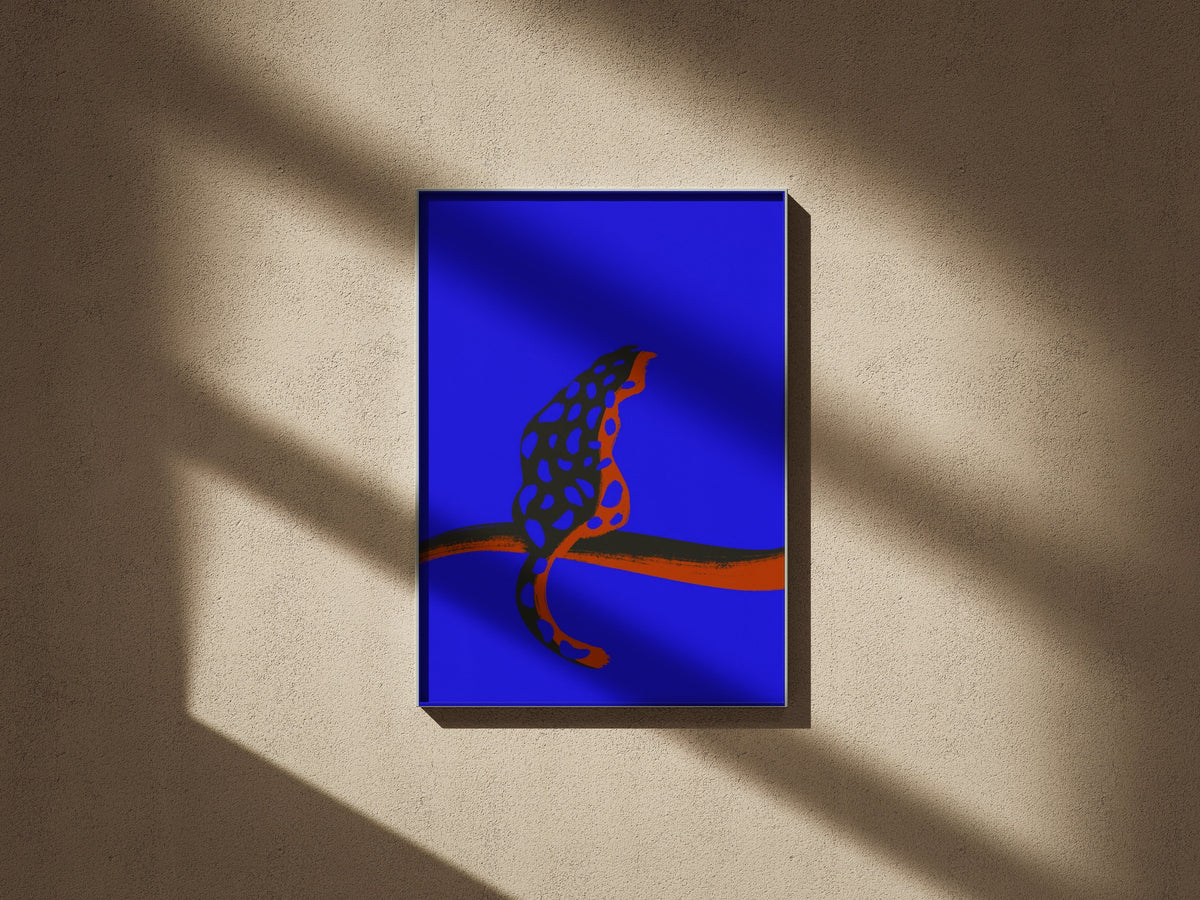 Burning Blue | Poster Abstrait, affiche encadrée sur un mur texturé, lumière rasante