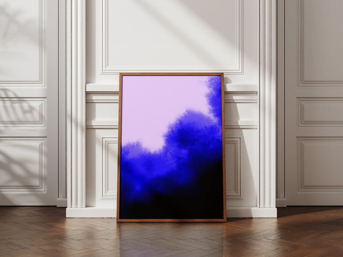 Affiche abstraite Stillness No. 3, ciel lilas au-dessus d'une masse bleu nuit, cadre bois