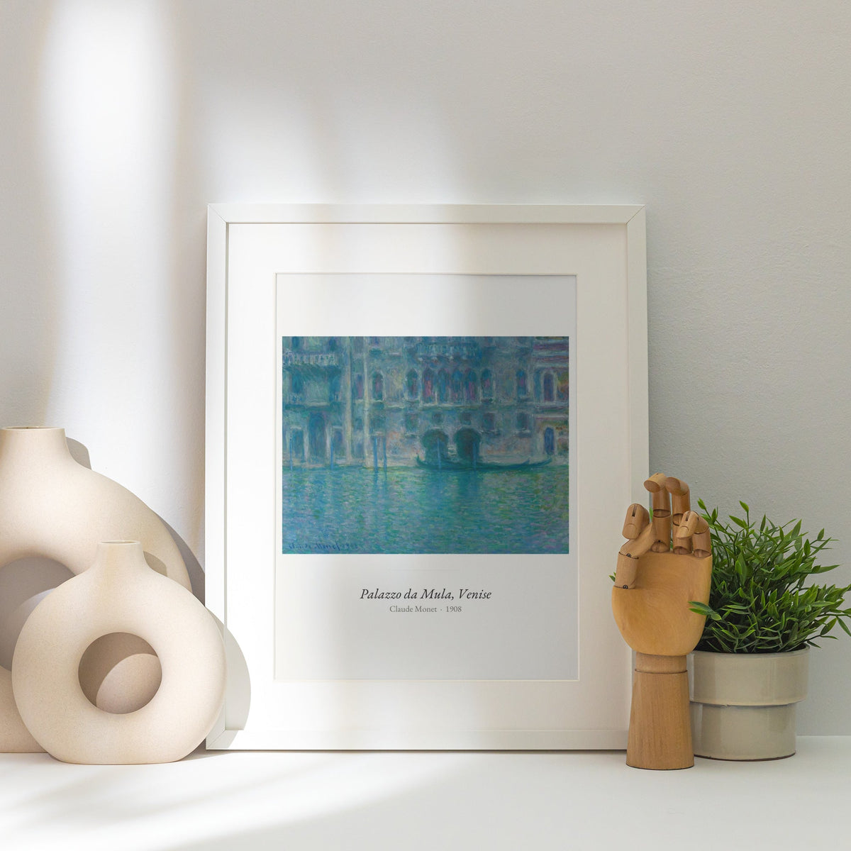 Palazzo da Mula, Venise, Claude Monet, affiche encadrée posée près d'un vase blanc, lumière rasante