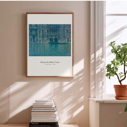 Palazzo da Mula, Venise, Claude Monet, affiche encadrée au-dessus d'une pile de livres