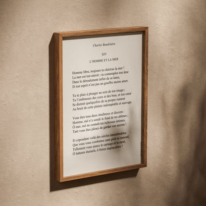 L'homme et la mer - Charles Baudelaire | Poster Poésie, affiche dans un cadre en chêne posé de biais sur un mur texturé