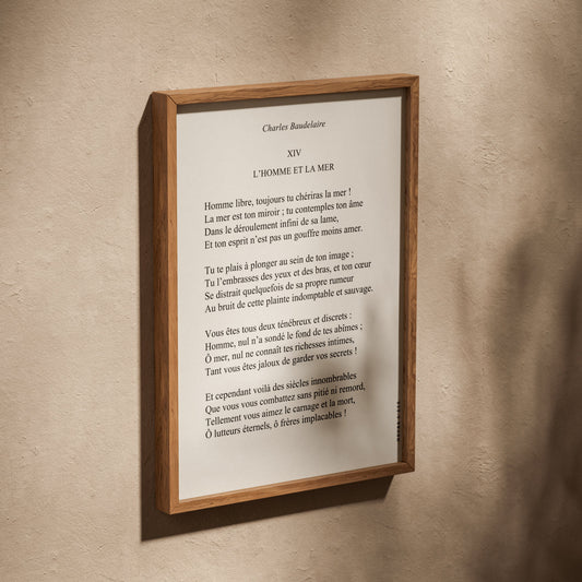L'homme et la mer - Charles Baudelaire | Poster Poésie, affiche dans un cadre en chêne posé de biais sur un mur texturé