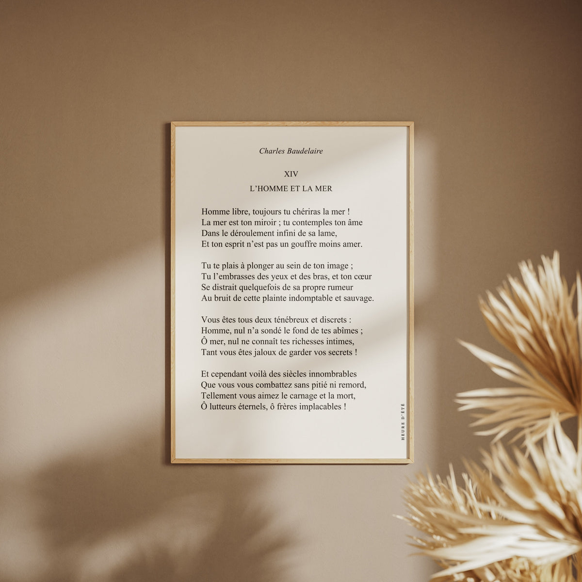 L'homme et la mer - Charles Baudelaire | Poster Poésie, affiche encadrée sur un mur beige, pampas au premier plan