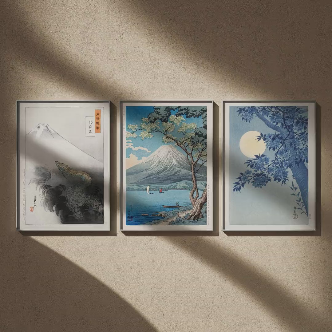 Triptyque estampe japonaise : Dragon et mont Fuji, Le mont Fuji depuis le lac Yamanaka et Cerisiers et lune en 50x70, en vidéo : les trois affiches encadrées sur un mur beige
