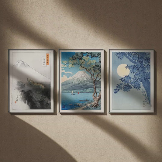 Triptyque estampe japonaise : Dragon et mont Fuji, Le mont Fuji depuis le lac Yamanaka et Cerisiers et lune en 50x70, en vidéo : les trois affiches encadrées sur un mur beige