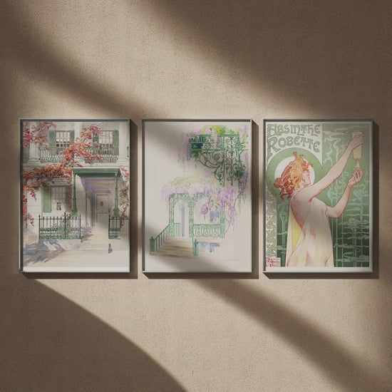 Triptyque Art nouveau : Façade et lierre d'automne, Glycine sur une façade et Absinthe Robette en 50x70, en vidéo : les trois affiches encadrées sur un mur beige