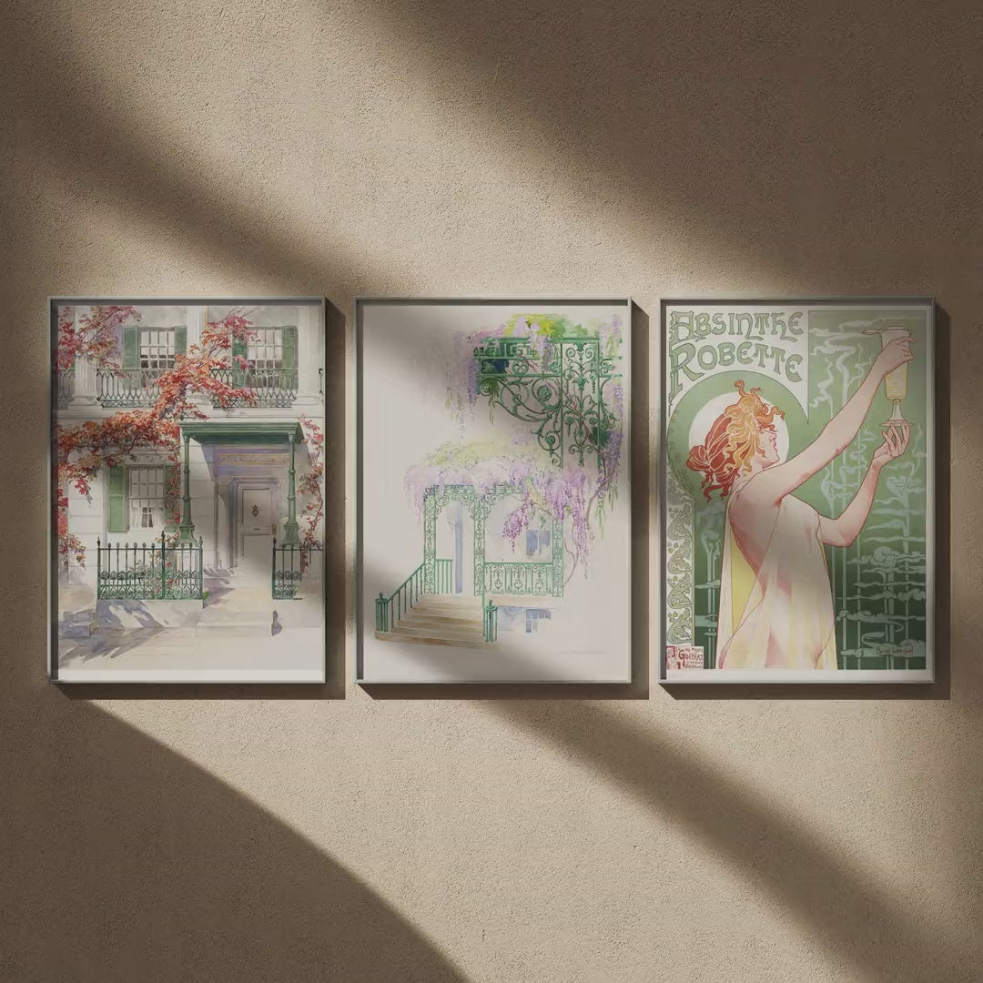 Triptyque Art nouveau : Façade et lierre d'automne, Glycine sur une façade et Absinthe Robette en 50x70, en vidéo : les trois affiches encadrées sur un mur beige
