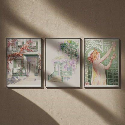 Triptyque Art nouveau : Façade et lierre d'automne, Glycine sur une façade et Absinthe Robette en 50x70, en vidéo : les trois affiches encadrées sur un mur beige