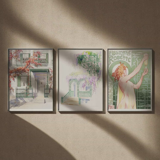 Triptyque Art nouveau : Façade et lierre d'automne, Glycine sur une façade et Absinthe Robette en 50x70, en vidéo : les trois affiches encadrées sur un mur beige