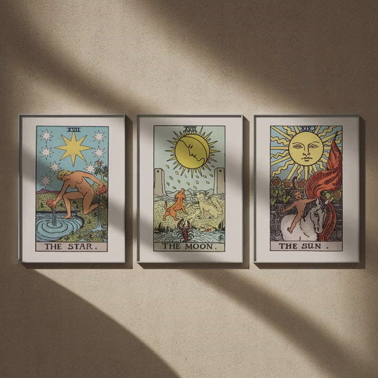 Triptyque tarot : L'Étoile, La Lune et Le Soleil en 50x70, en vidéo : les trois affiches encadrées sur un mur beige