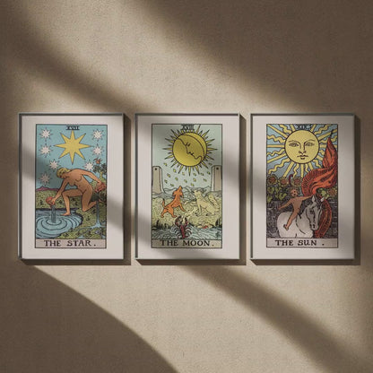 Triptyque tarot : L'Étoile, La Lune et Le Soleil en 50x70, en vidéo : les trois affiches encadrées sur un mur beige