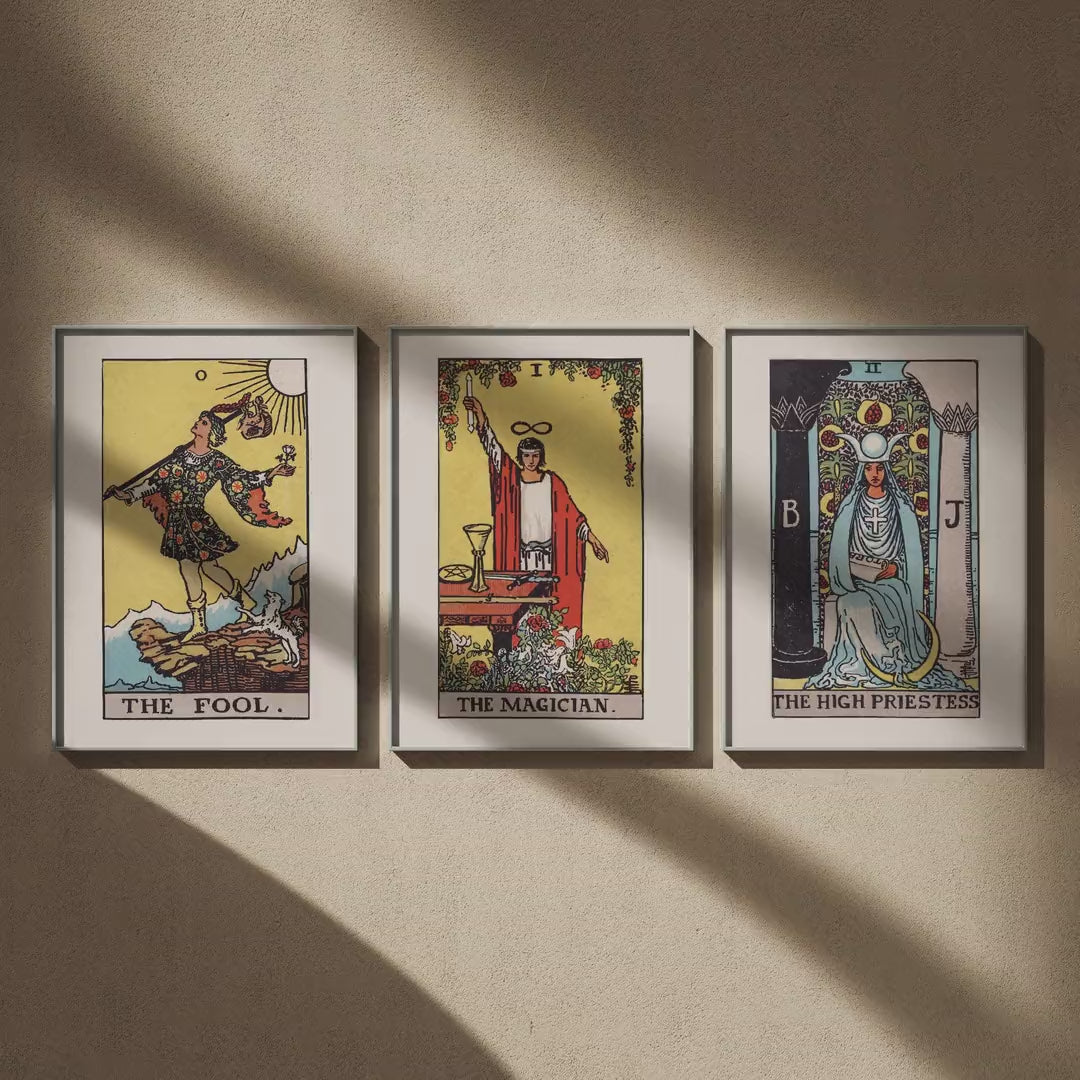 Triptyque tarot des premiers arcanes : Le Mat, Le Bateleur et La Grande Prêtresse en 50x70, en vidéo : les trois affiches encadrées sur un mur beige