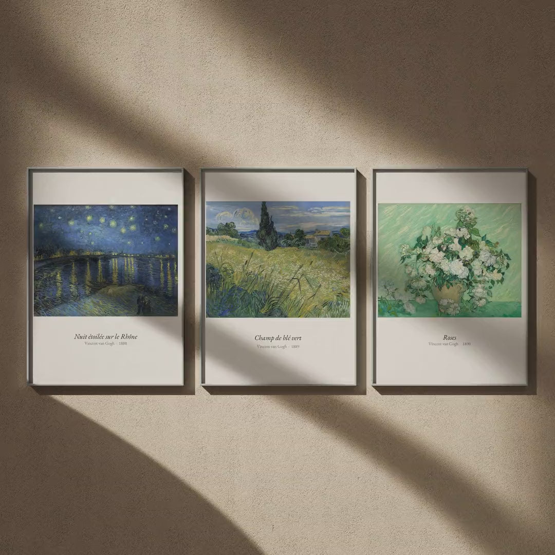 Triptyque Van Gogh : Nuit étoilée sur le Rhône, Champ de blé vert et Roses en 50x70, en vidéo : les trois affiches encadrées sur un mur beige