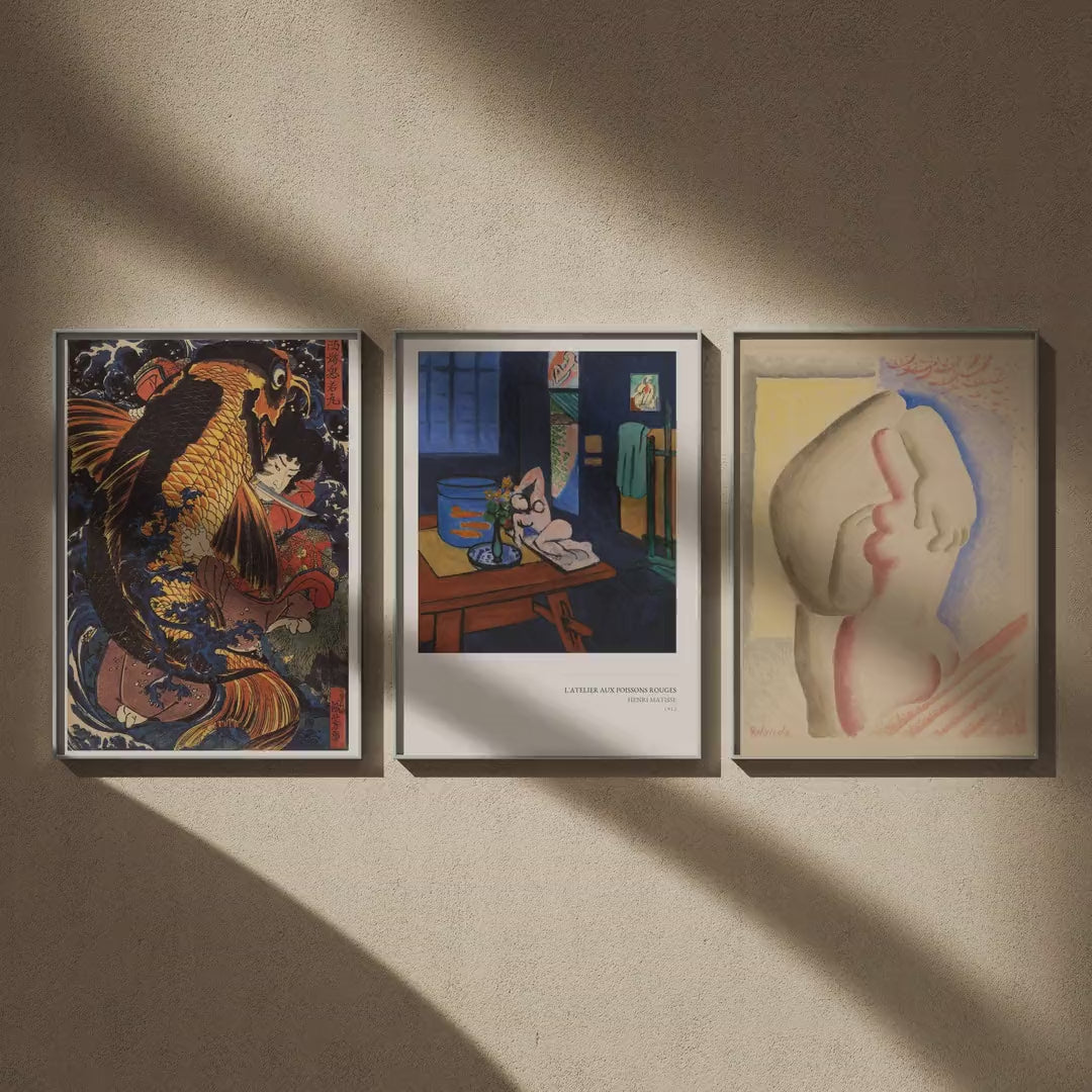 Triptyque musée : Oniwakamaru et la carpe géante, L'Atelier aux poissons rouges et Les Amoureux en 50x70, en vidéo : les trois affiches encadrées sur un mur beige
