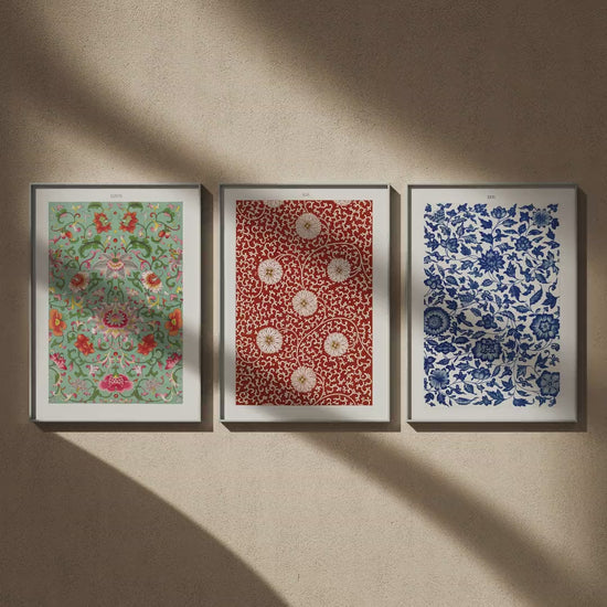 Triptyque Owen Jones : Planche LXXVII, Planche XLIII et Planche XXVI en 50x70, en vidéo : les trois affiches encadrées sur un mur beige