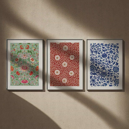 Triptyque Owen Jones : Planche LXXVII, Planche XLIII et Planche XXVI en 50x70, en vidéo : les trois affiches encadrées sur un mur beige