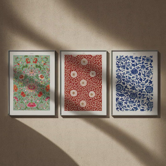 Triptyque Owen Jones : Planche LXXVII, Planche XLIII et Planche XXVI en 50x70, en vidéo : les trois affiches encadrées sur un mur beige