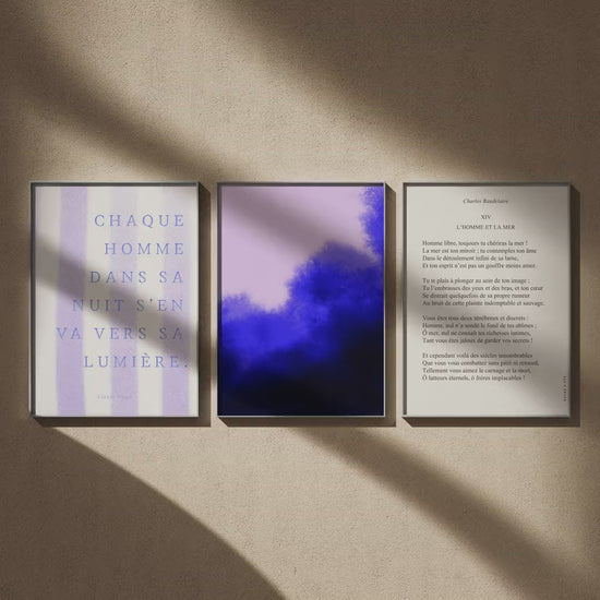 Triptyque chambre en vidéo : Chaque homme dans sa nuit de Victor Hugo, Stillness No. 3 et L'Homme et la mer de Baudelaire, encadrés sur un mur beige