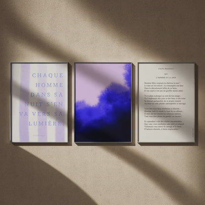 Triptyque chambre en vidéo : Chaque homme dans sa nuit de Victor Hugo, Stillness No. 3 et L'Homme et la mer de Baudelaire, encadrés sur un mur beige