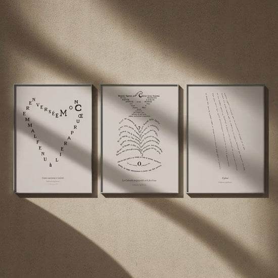 Triptyque calligrammes Apollinaire : Cœur couronne et miroir, La Colombe poignardée et le jet d'eau et Il pleut en 50x70, en vidéo : les trois affiches encadrées sur un mur beige