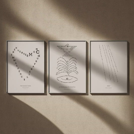 Triptyque calligrammes Apollinaire : Cœur couronne et miroir, La Colombe poignardée et le jet d'eau et Il pleut en 50x70, en vidéo : les trois affiches encadrées sur un mur beige
