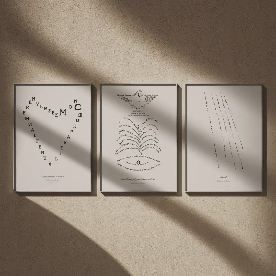 Triptyque calligrammes Apollinaire : Cœur couronne et miroir, La Colombe poignardée et le jet d'eau et Il pleut en 50x70, en vidéo : les trois affiches encadrées sur un mur beige