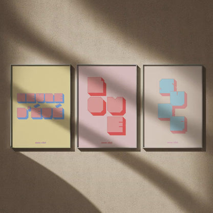 Triptyque rétro : Heure d'été, Love et Surf en 50x70, en vidéo : les trois affiches encadrées sur un mur beige