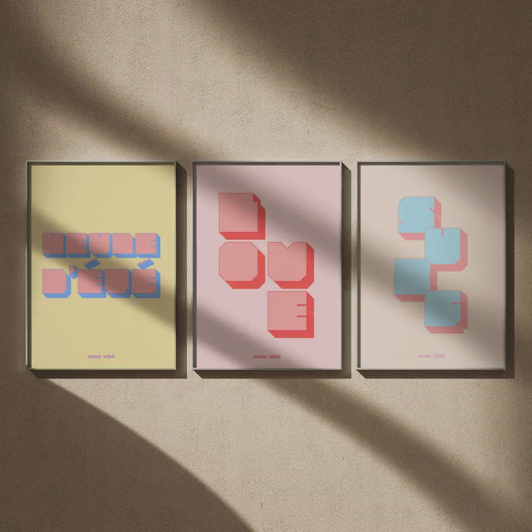 Triptyque rétro : Heure d'été, Love et Surf en 50x70, en vidéo : les trois affiches encadrées sur un mur beige