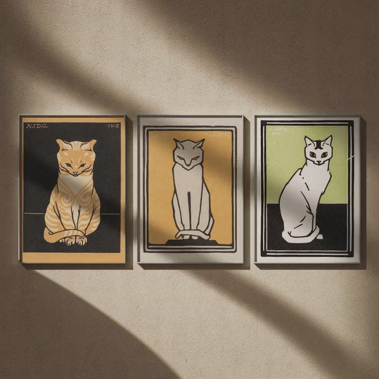 Triptyque chats de Julie de Graag : Chat assis, Chat blanc sur fond jaune et Chat blanc sur fond vert en 50x70, en vidéo : les trois affiches encadrées sur un mur beige