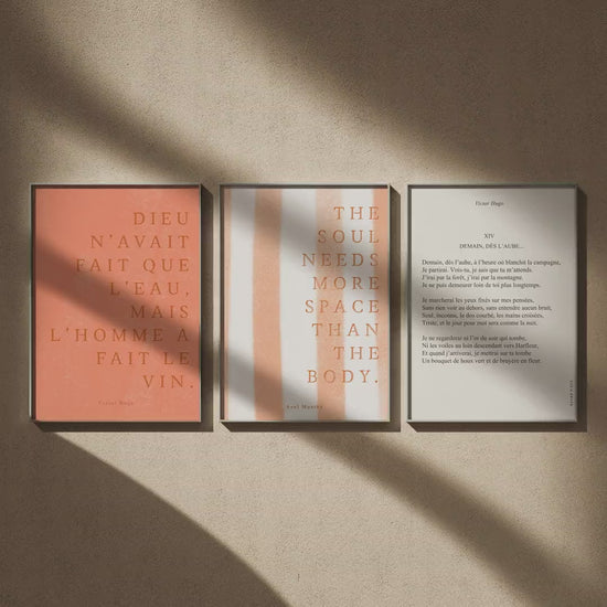Triptyque citations littéraires : Mais l'homme a fait le vin, The soul needs more space, Axel Munthe et Demain, dès l'aube en 50x70, en vidéo : les trois affiches encadrées sur un mur beige