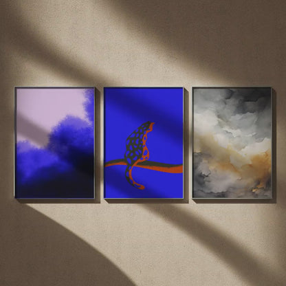 Triptyque art abstrait : Stillness No. 3, Burning Blue et Watercolor Sunset en 50x70, en vidéo : les trois affiches encadrées sur un mur beige