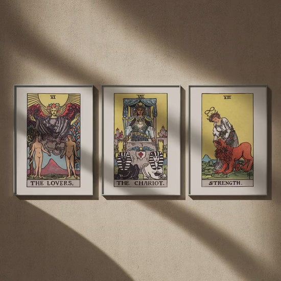 Triptyque tarot : Les Amoureux, Le Chariot et La Force en 50x70, en vidéo : les trois affiches encadrées sur un mur beige