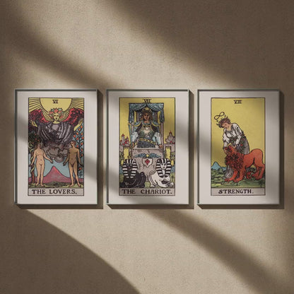 Triptyque tarot : Les Amoureux, Le Chariot et La Force en 50x70, en vidéo : les trois affiches encadrées sur un mur beige