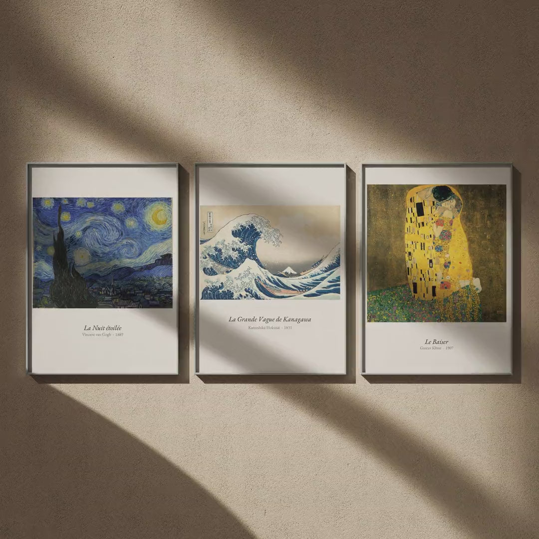 Triptyque tableaux de maîtres : La Nuit étoilée, La Grande Vague et Le Baiser en 50x70, en vidéo : les trois affiches encadrées sur un mur beige