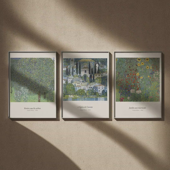 Triptyque Klimt paysages : Rosiers sous les arbres, L'Église de Cassone et Jardin aux tournesols en 50x70, en vidéo : les trois affiches encadrées sur un mur beige