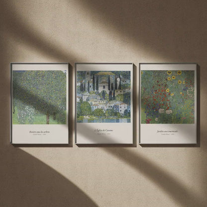 Triptyque Klimt paysages : Rosiers sous les arbres, L'Église de Cassone et Jardin aux tournesols en 50x70, en vidéo : les trois affiches encadrées sur un mur beige
