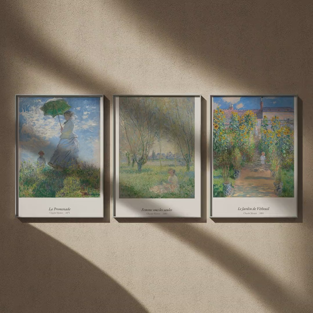 Triptyque Monet : La Promenade, Femme sous les saules et Le Jardin de Vétheuil en 50x70, en vidéo : les trois affiches encadrées sur un mur beige