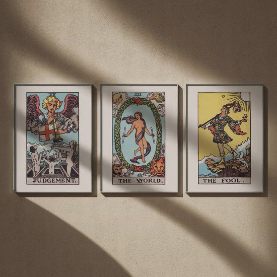 Triptyque tarot : Le Jugement, Le Monde et Le Mat en 50x70, en vidéo : les trois affiches encadrées sur un mur beige