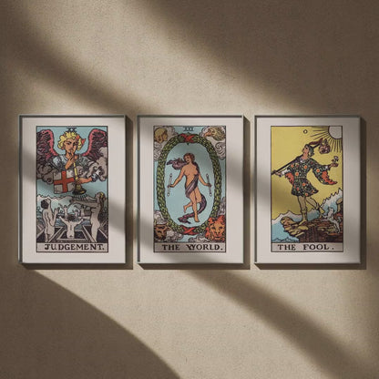 Triptyque tarot : Le Jugement, Le Monde et Le Mat en 50x70, en vidéo : les trois affiches encadrées sur un mur beige