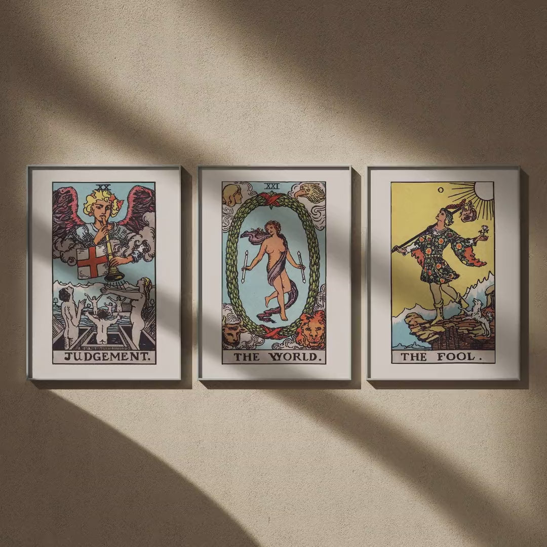 Triptyque tarot : Le Jugement, Le Monde et Le Mat en 50x70, en vidéo : les trois affiches encadrées sur un mur beige