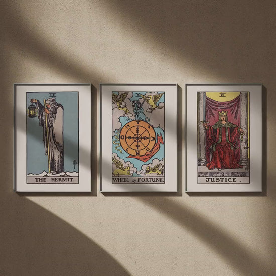 Triptyque tarot : L'Hermite, La Roue de Fortune et La Justice en 50x70, en vidéo : les trois affiches encadrées sur un mur beige