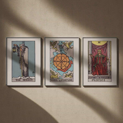 Triptyque tarot : L'Hermite, La Roue de Fortune et La Justice en 50x70, en vidéo : les trois affiches encadrées sur un mur beige
