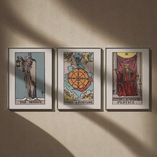 Triptyque tarot : L'Hermite, La Roue de Fortune et La Justice en 50x70, en vidéo : les trois affiches encadrées sur un mur beige