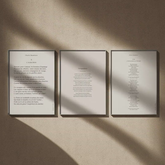 Triptyque Baudelaire : L'Albatros, Correspondances et L'Invitation au voyage en 50x70, en vidéo : les trois affiches encadrées sur un mur beige