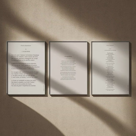 Triptyque Baudelaire : L'Albatros, Correspondances et L'Invitation au voyage en 50x70, en vidéo : les trois affiches encadrées sur un mur beige