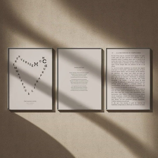Triptyque poème : Hugo, Proust et Apollinaire en 50x70, en vidéo : les trois affiches encadrées sur un mur beige