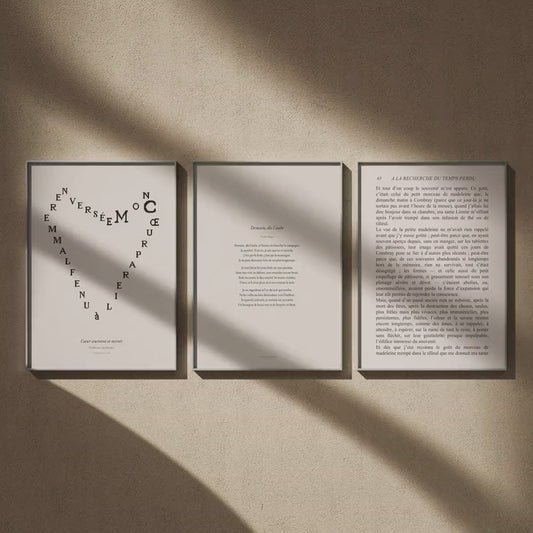 Triptyque poème : Hugo, Proust et Apollinaire en 50x70, en vidéo : les trois affiches encadrées sur un mur beige